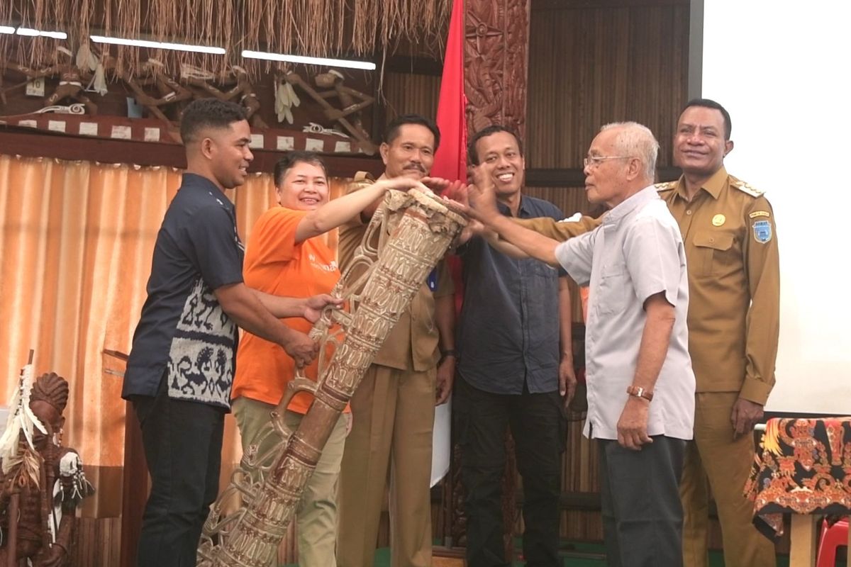 Pemukulan alat musik tradisional,Tifa, oleh para pemangku kepentingan di Asmat, sebagai simbol program FF2T resmi diluncurkan