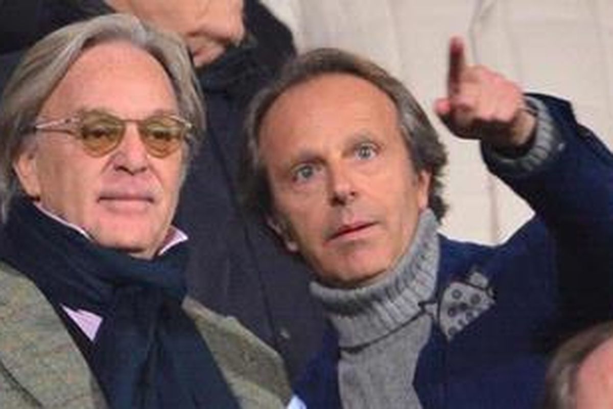 Pemilik dan Presiden Diego (kiri) dan Andrea Della Valle menyaksikan laga Serie-A antara timnya melawan Inter Milan di Stadion Artemio Franchi, Florence, Minggu (17/2/2013). Fiorentina akhirnya menang 4-1. 