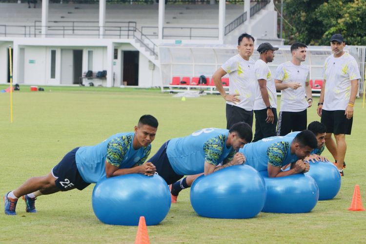 Menghadapi kompetisi musim baru Liga 1 2024-2025 pemain PSBS Biak melakukan persiapan dengan pemusatan latihan di Bali, sejak pertengahan hingga bulan Juni 2024.
