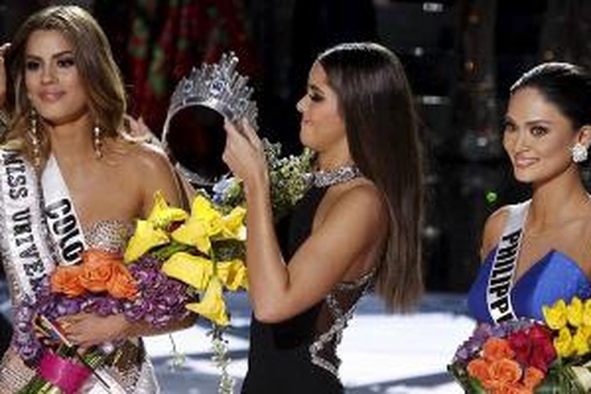 Insiden salah sebut nama oleh presenter Steve Harvey, mengakibatkan Miss Kolombia Ariadna Gutierrezz harus menyerahkan mahkota Miss Universe 2015 kepada kontestan yang berhak, Miss Filipina Pia Wutzbarch. 