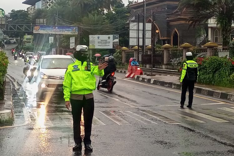 Sejumlah petugas kepolisian sedang membuka ruas jalan yang sempat diberlakukan one way atau satu arah di Simpang Gadog, Ciawi, Kabupaten Bogor, Jawa Barat, Minggu (25/12/2022) petang.