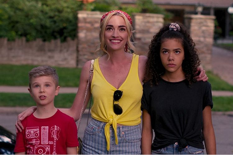 Brianne Howey, Antonia Gentry, dan Diesel La Torraca dalam serial drama Ginny & Georgia (2021).
