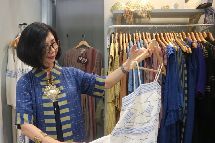 Melanie R Wibowo, perwakilan Pemerintah Provinsi DKI Jakarta yang ikut pameran produk kriya di New York Now, Manhattan, New York, 12-15 Agustus 2018. Melanie memamerkan produknya yang mengangkat budaya suku Baduy di Banten berupa tenun yang didesain dengan unsur kekinian.