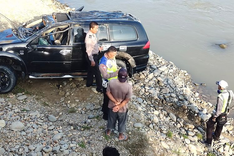 Penampakan mobil Mitsubishi yang terjun ke Sungai Batang Serangan, Kabupaten Langkat, Sumut, Kamis (26/102/2023)
