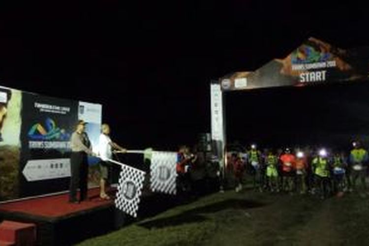Peserta lomba lari ultramarathon Trans-Sumbawa 200 bersiap untuk memulai lomba di garis awal yaitu Pantai Poto Tano, Desa Poto Tano, Kecamatan Poto Tano, Kabupaten Sumbawa, Rabu (8/4/2015). Trans-Sumbawa 200 merupakan salah satu lomba yang diselenggarakan untuk memperingati 2 Abad Letusan Gunung Tambora.