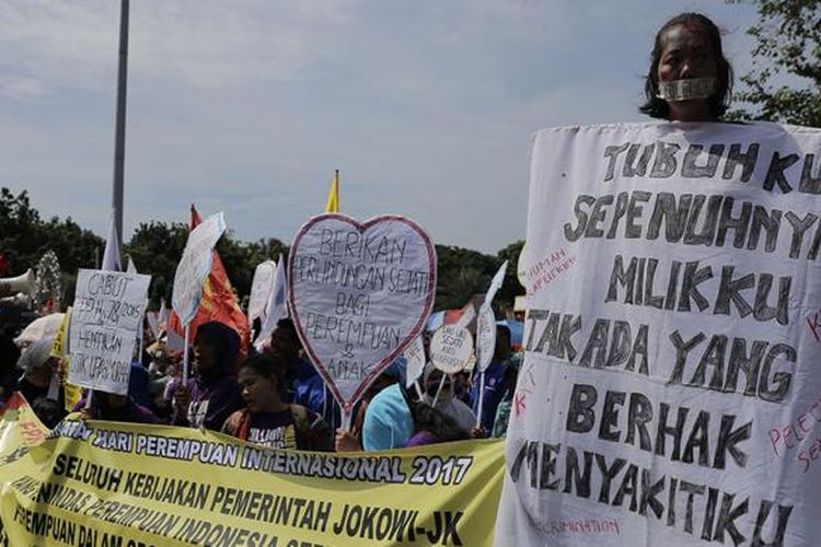 Ratusan buruh perempuan melakukan aksi di Sekitaran Bundaran Patung Kuda, Jakarta, Rabu (8/3/2017). Mereka memperingati Hari Perempuan Internasional dengan menyuarakan hak buruh yang belum terpenuhi.