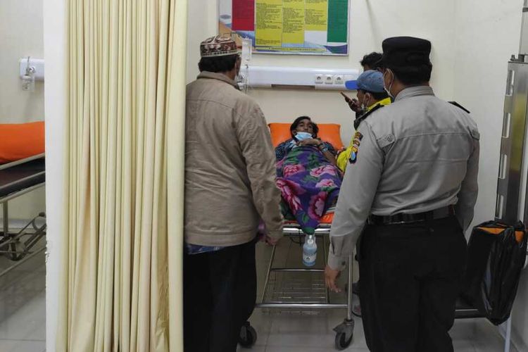 Anggota Polsek Singosari saat menjenguk korban pendaki Gunung Arjuno di Rumah Sakit Mardi Waluyo, Kecamatan Singosari, Kabupaten Malang.