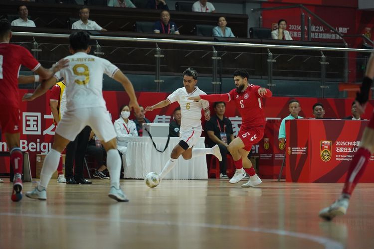 Aksi Adityas Priambudi Wibowo (6) mengejar bola dalam partai final CFA International Men's Futsal Tournament 2025 antara Timnas Futsal Indonesia vs Denmark yang berlangsung di Shijiazhuang College Sport Center, Shijiazhuang, China, Kamis (11/9/2025).