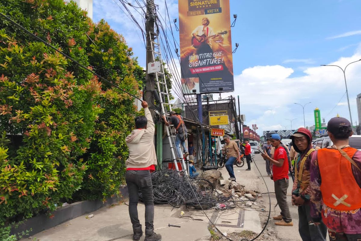 Kabel Menjuntai di Jalan Raya Serpong Diperbaiki, Enam Tiang Miring Dicabut