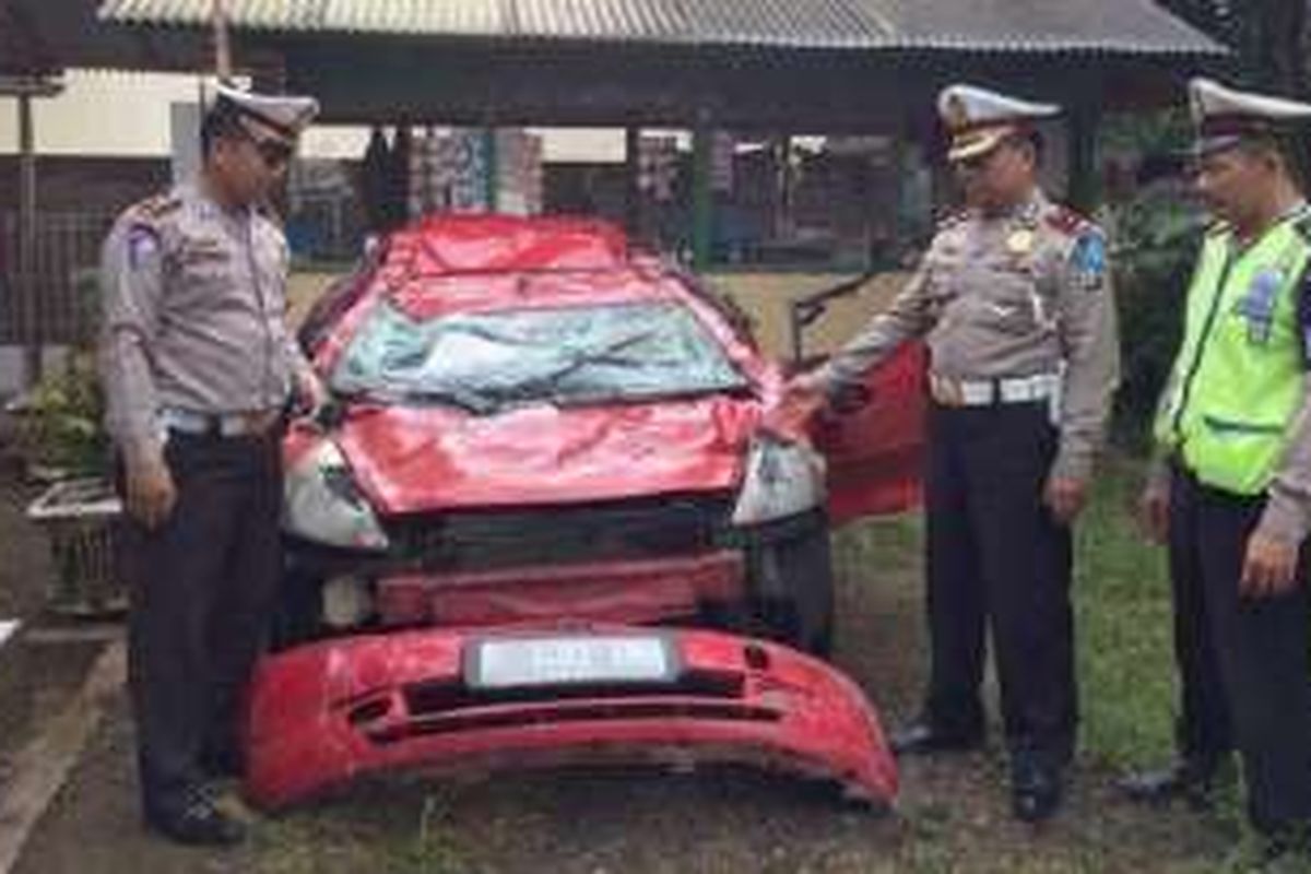 Honda Jazz yang terjun dari gedung parkir pusat perbelanjaan Detos di Jalan Margonda, Depok, Rabu (2/3) dinihari. 