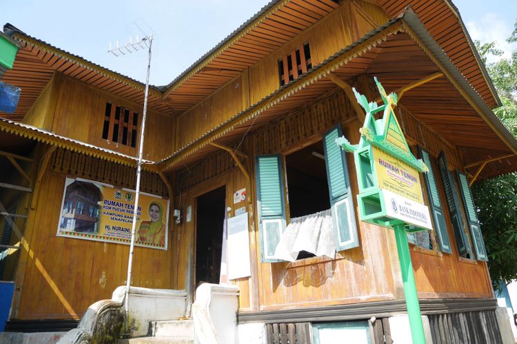 Rumah Tenun Kampung Bandar, di Jalan Perdagangan, Kampung Bandar, Kecamatan Senapelan, Kota Pekanbaru, Riau, Jumat (9/3/2018). 