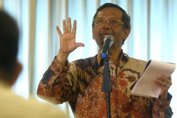 Mantan Ketua Mahkamah Konstitusi (MK), Mahfud MD menjadi pembicara pada diskusi publik Efektivitas Pemerintahan Jokowi-JK, di Jakarta Pusat, Rabu (27/5/2015). Diskusi ini membahas pemerintahan Jokowi dalam mengantarkan bangsa Indonesia menuju masyarakat yang sejahtera dan berkeadilan. 