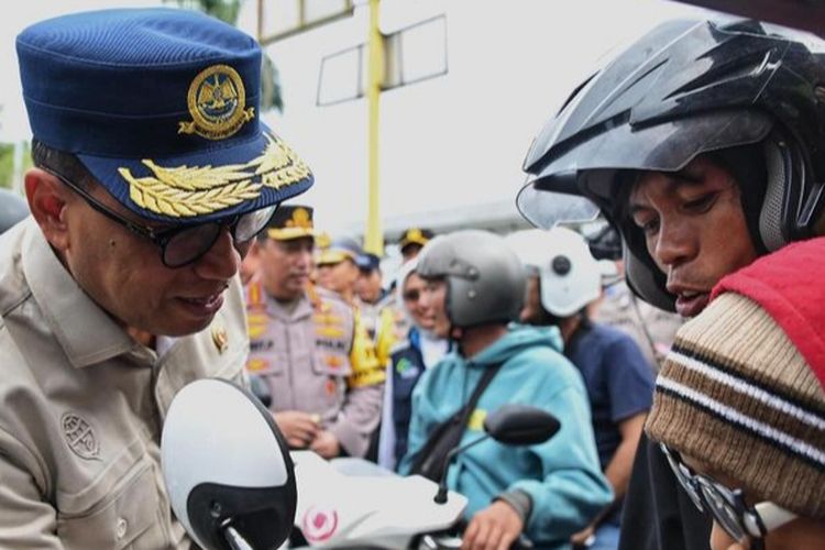 Menteri Perhubungan Budi Karya Sumadi saat kunjungan kerjanya di Pelabuhan ASDP Gilimanuk Bali 
