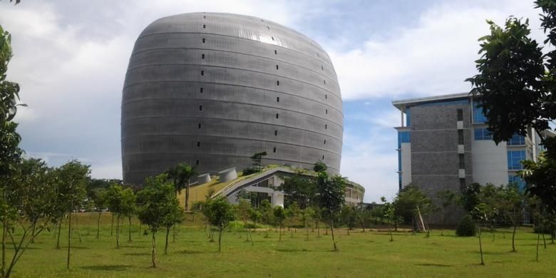 Gedung new Media Tower Universitas Multimedia Nusantara (UMN) menjadi contoh konsep gedung hemat energi bagi universitas lainnya, Senin (21/4/2014).