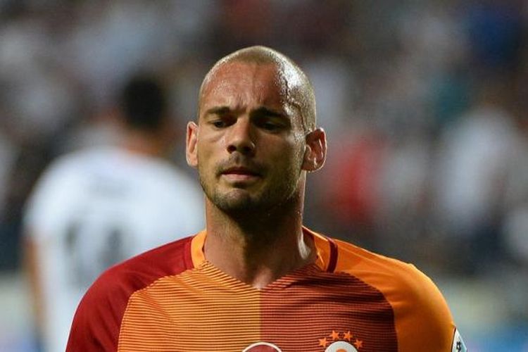 Gelandang Galatasaray, Wesley Sneijder, menjalani partai kontra Bersiktas pada Piala Super Turki di Torku Arena, Konya, Sabtu (13/8/2016).