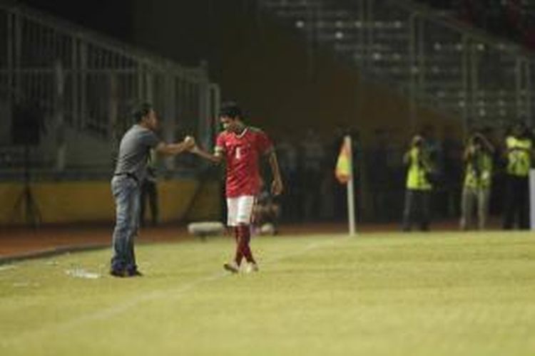 Pemain timnas Indonesia U-23 Evan Dimas (kanan) diberi selamat oleh pelatih Aji Santoso seusai mencetak gol ke gawang timnas Timor Leste dalam kualifikasi Piala Asia U-23 Grup H di Stadion Utama Gelora Bung Karno, Senayan, Jakarta, Jumat (27/3/2014). Indonesia menang dengan skor 5-0. 