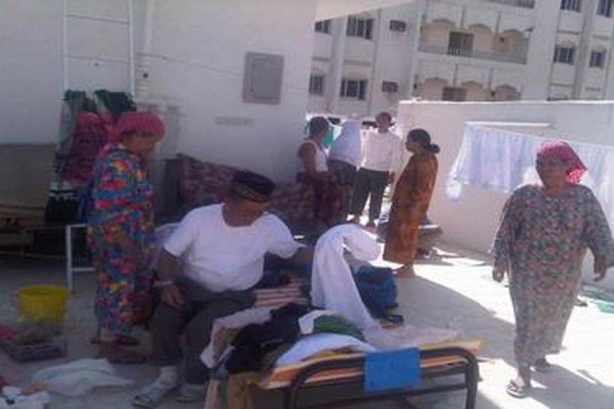 Setelah mengalami kebakaran, penghuni kamar 507 rumah 356 terpaksa mengungsi ke ruang terbuka di lantai paling atas tempat pemondokan haji di Kawasan Al'Jafariyah, Mekah, Rabu (2/11/2011).