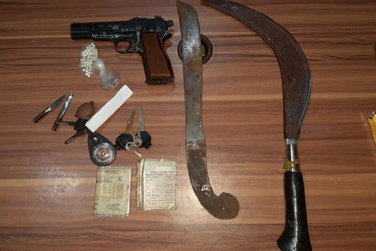 Sejumlah barang bukti yang disita polisi dari tangan para tersangka perampokan yang menewaskan pedagang warung di Cimanggis, Depok, Jawa Barat, Rabu (1/4/2020).