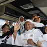 Andre Rosiade Bagi-bagi Uang Saku 100 Riyal untuk Jemaah Haji Kloter Terakhir Embarkasi Padang