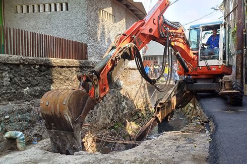 Rumahnya Dibongkar karena Caplok Saluran Air, Warga Pejaten Barat: Seharusnya Keruk Kali Dulu...