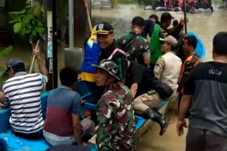 Tim BPBD Jateng mengevakuasi korban banjir di Cilacap, Selasa (11/10/2022).