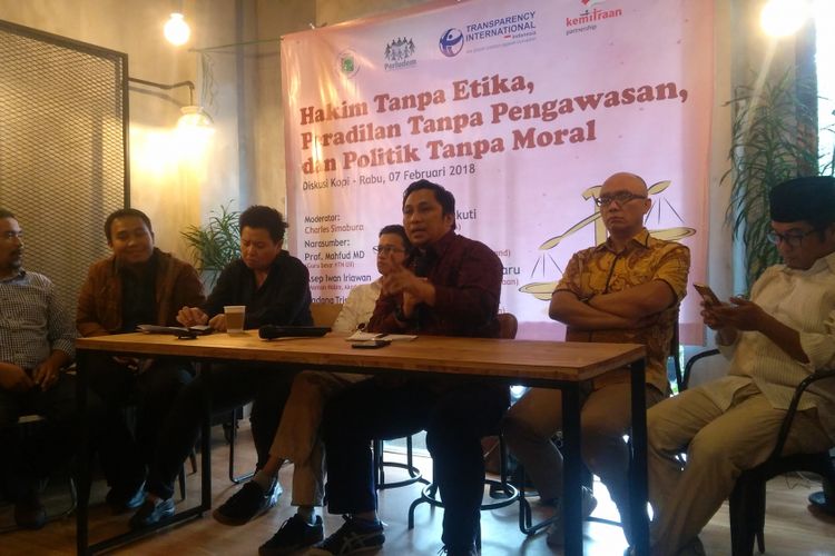 Direktur Pusat Studi Konstitusi ( PUSaKO) Fakultas Hukum Universitas Andalas Feri Amsari (tengah) dalam sebuah diskusi di Jakarta, Rabu (7/2/2018).