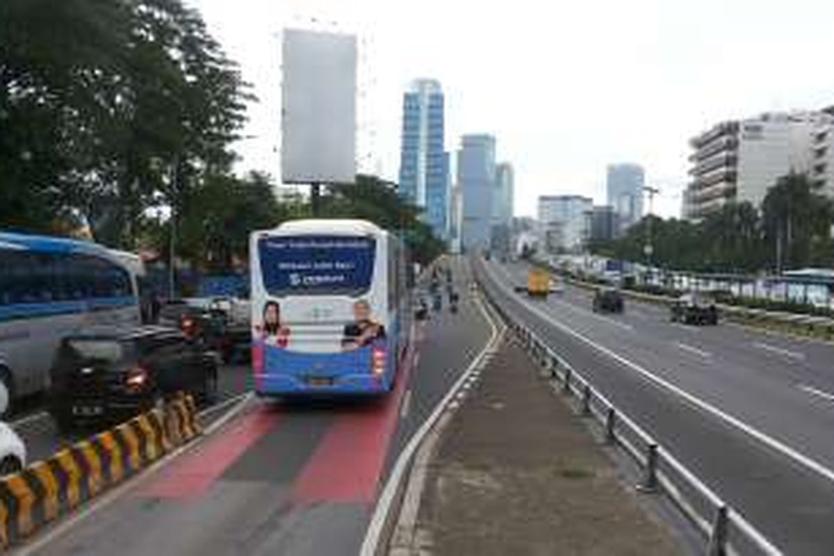 Salah satu bus transjakarta koridor 9 dari arah Pancoran menuju Semanggi yang tengah terjebak kemacetan di perempatan Mampang, Jakarta Selatan, Senin (19/12/2016). Sedangkan di sisi lain, terlihat flyover yang menghubungkan arah Pancoran menuju Semanggi terlihat lengang.