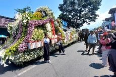 Festival Bunga Bandungan, Penonton Berebut Foto di Mobil Hias