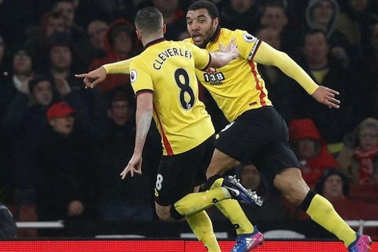 Striker Watford asal Inggris, Troy Deeney (kanan), melakukan selebrasi setelah mencetak gol kedua timnya ke gawang Arsenal pada pertandingan Premier League di Stadion Emirates, Selasa (31/1/2017). Watford menang 2-1.