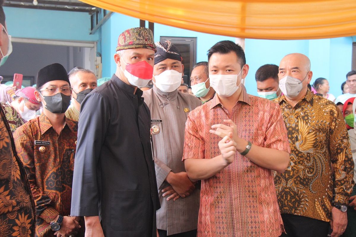 Gubernur Jawa Tengah (Jateng) Ganjar Pranowo bersama Anggota Dewan Pembina Tanoto Foundation Anderson Tanoto dalam acara pelaksanaan program penurunan stunting yang digelar Tanoto Foundation di Desa Kluwut, Kecamatan Bulakamba, Kabupaten Brebes, Kamis (21/7/2022).