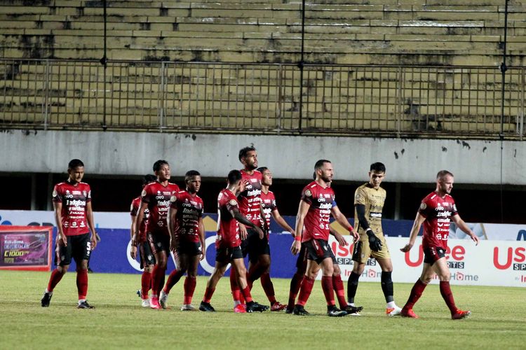 Pemain Bali United seusai melawan PSIS Semarang pada pertandingan pekan 10 Liga 1 2021-2022 yang berakhir dengan skor 0-0 di Stadion Maguwoharjo Sleman, Minggu (31/10/2021) malam.