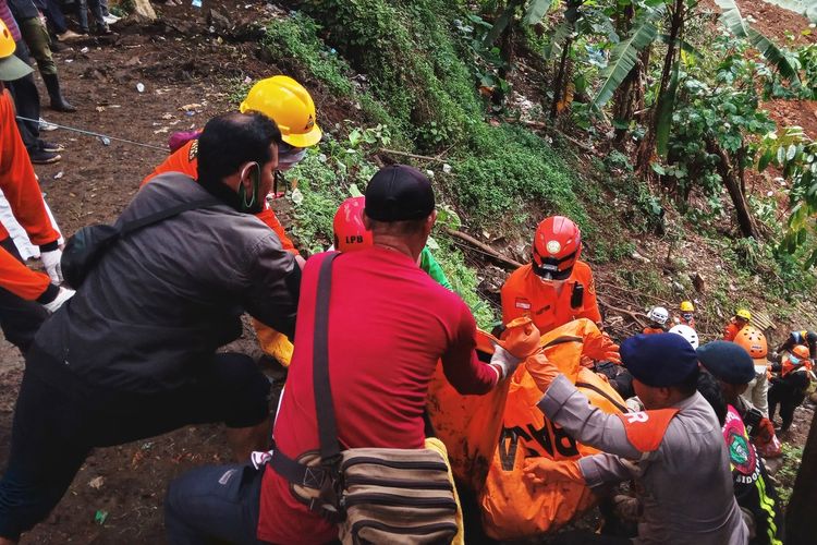 Evakuasi korban tertimbun longsor di wilayah Cugenang, CIanjur, pascagempa magnitudo 5,6 yang mengguncang wilayah Cianjur dan sekitarnya, pekan lalu.