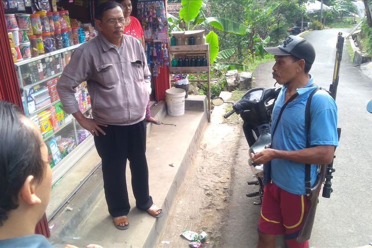 Warga memburu babi hutan menggunakan senapan angin di Desa Windujaya, Kecamatan Kedungbanteng, Kabupaten Banyumas, Jawa Tengah, Selasa (2/7/2019)