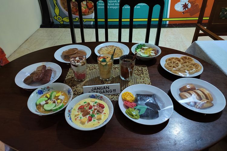 Replika makanan khas suku Betawi di Museum Betawi, Jumat (29/12/2023). 