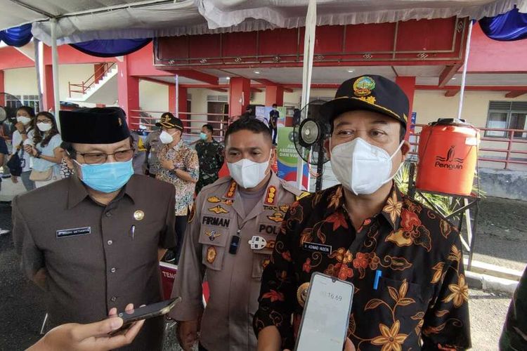 Bupati Banyumas Achmad Husein seusai meninjau sentra vaksinasi Covid-19 untuk lansia di GOR Satria Purwokerto, Kabupaten Banyumas, Jawa Tengah, Rabu (31/3/2021).