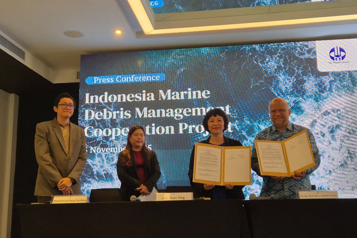 Ketua Dewan Pembina THC Ilham Akbar Habibie, Direktur Departemen Pembangunan Internasional OAC Lee Shan Ying, dan Profesor Riset dari BRIN Prof Muhammad Reza Cordova  dalam peresmian kerja sama pengelolaan sampah laut bertajuk ?Indonesia Marine Debris Management Cooperation Project? di Jakarta, Rabu (5/11/2025).