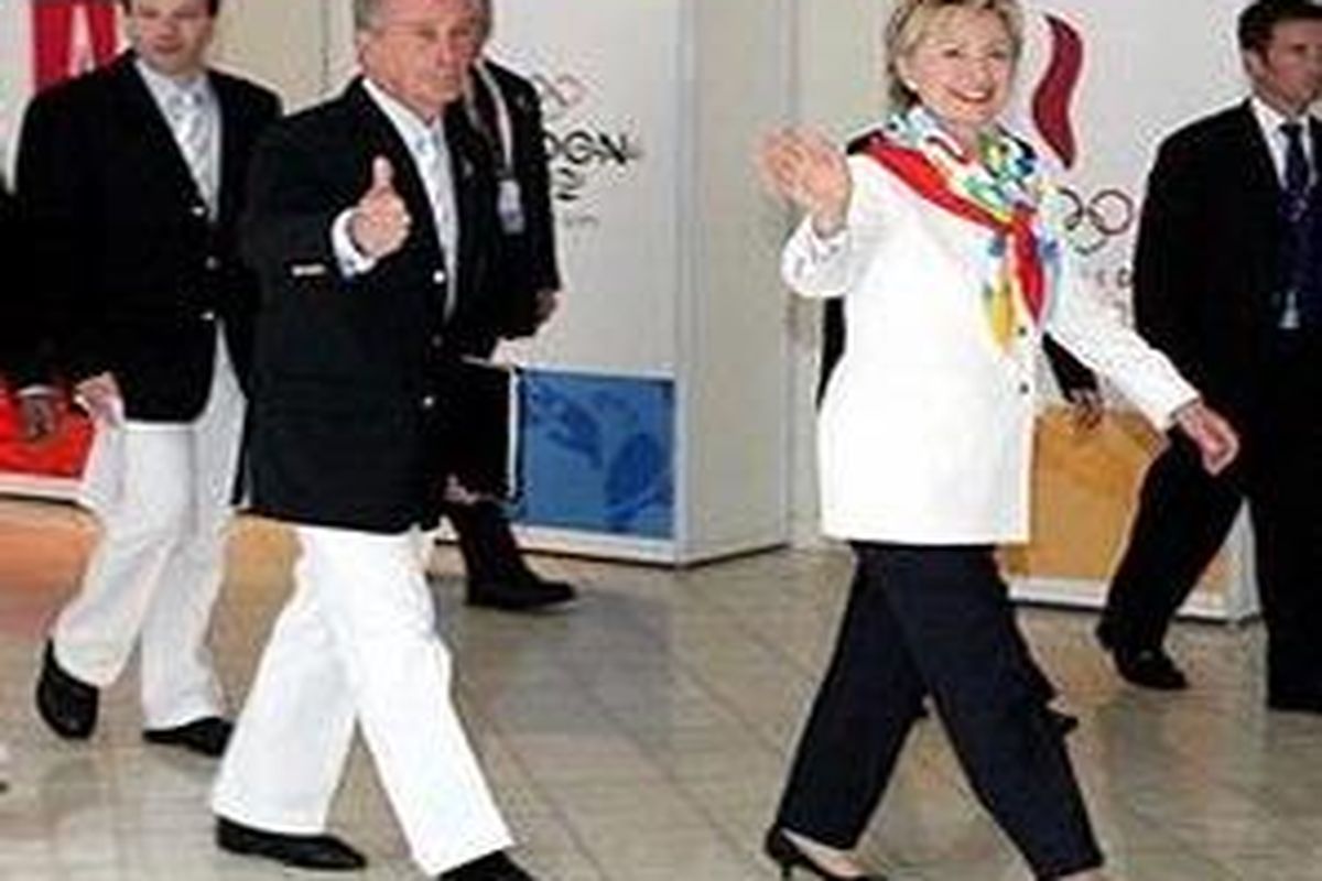 Gaya busana Hillary Clinton pada 2005.