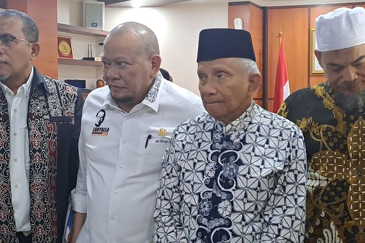 Ketua DPD La Nyalla Mattalitti (kiri) dan eks Ketua MPR Amien Rais (kanan) di Gedung DPD, Senayan, Jakarta, Senin (24/6/2024). 