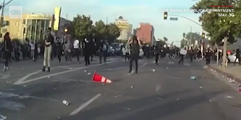 Tangkapan layar video yang menunjukkan detik-detik demonstran di Los Angeles, AS, ditembak kepalanya pada 30 Mei.