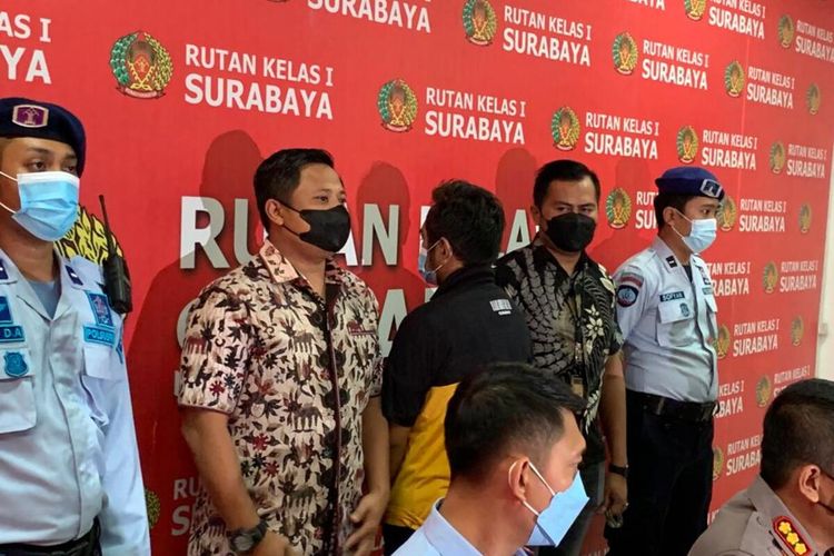 MSA (ketiga dari kiri) tersangka pencabulan santri Jombang ditahan di Rutan Medaeng.