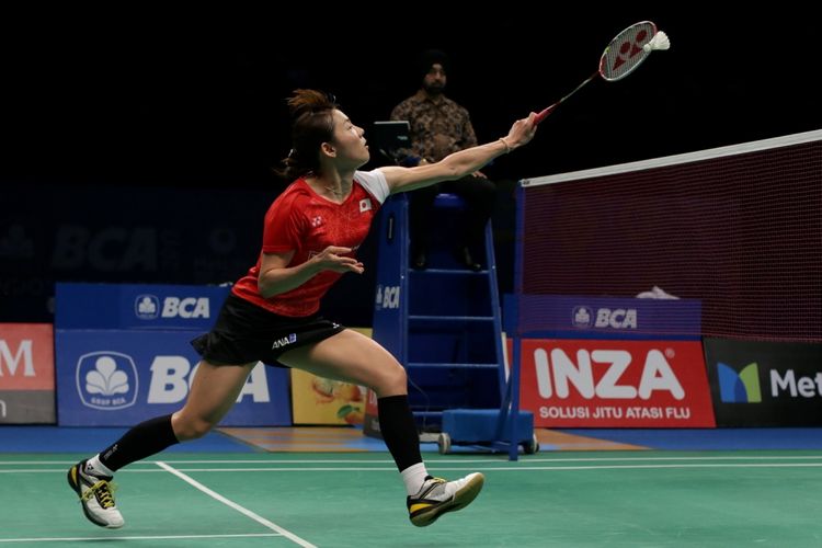 Pemain tunggal putri Jepang, Sayaka Sato bertanding melawan pemain tunggal putri Korea Selatan, Sung Ji Hyun pada pertandingan final BCA Indonesia Open Super Series Premier 2017 di Plenary Hall, Jakarta Convention Center, Minggu (18/6/2017). Sayaka Sato juara tunggal putri setelah menang dengan skor 21-13 17-21 21-14. 