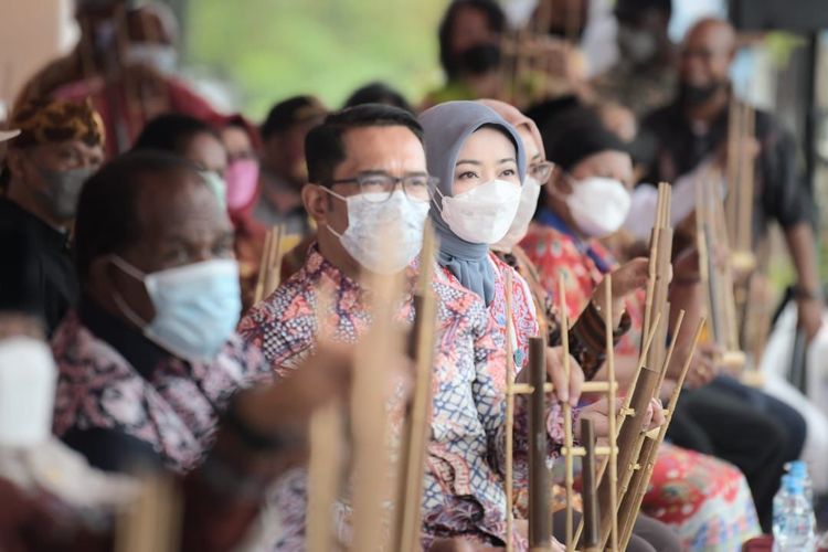 Gubernur Jabar Ridwan Kamil berfoto bersama pelajar SMP Negeri 1 Kabupaten Sorong seusai memainkan angklung dalam peresmian Alun-alun Kabupaten Sorong, Jumat (1/10/2021). 