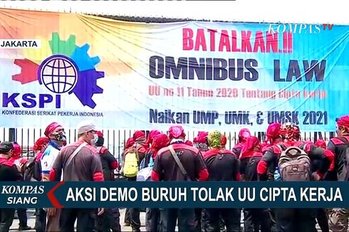 Buruh Tutupi Pagar Gedung DPR dengan Spanduk Tolak UU Omnibus Law