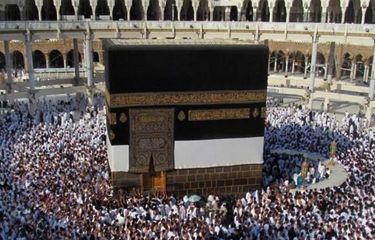 Umat Islam mengelilingi Kakbah, bangunan suci di Masjidil Haram, Kota Mekkah, Arab Saudi, bagian dari kegiatan haji, 