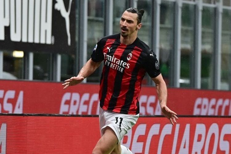 Striker gaek Zlatan Ibrahimovic merayakan golnya ke gawang Crotone dalam laga AC Milan vs Crotone, Minggu (7/2/2021) di San Siro.