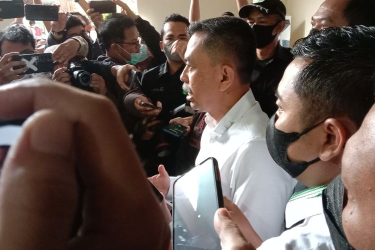 Kajati Jabar Asep N Mulyana tengah menjelaskan hasil sidang Herry Wirawan yang berlangsung tertutup di Pengadilan Negeri Bandung, Kota Bandung, Selasa (21/12/2021).
