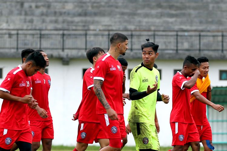 Penjaga gawang Arema FC, Kartika Ajie (hijau).