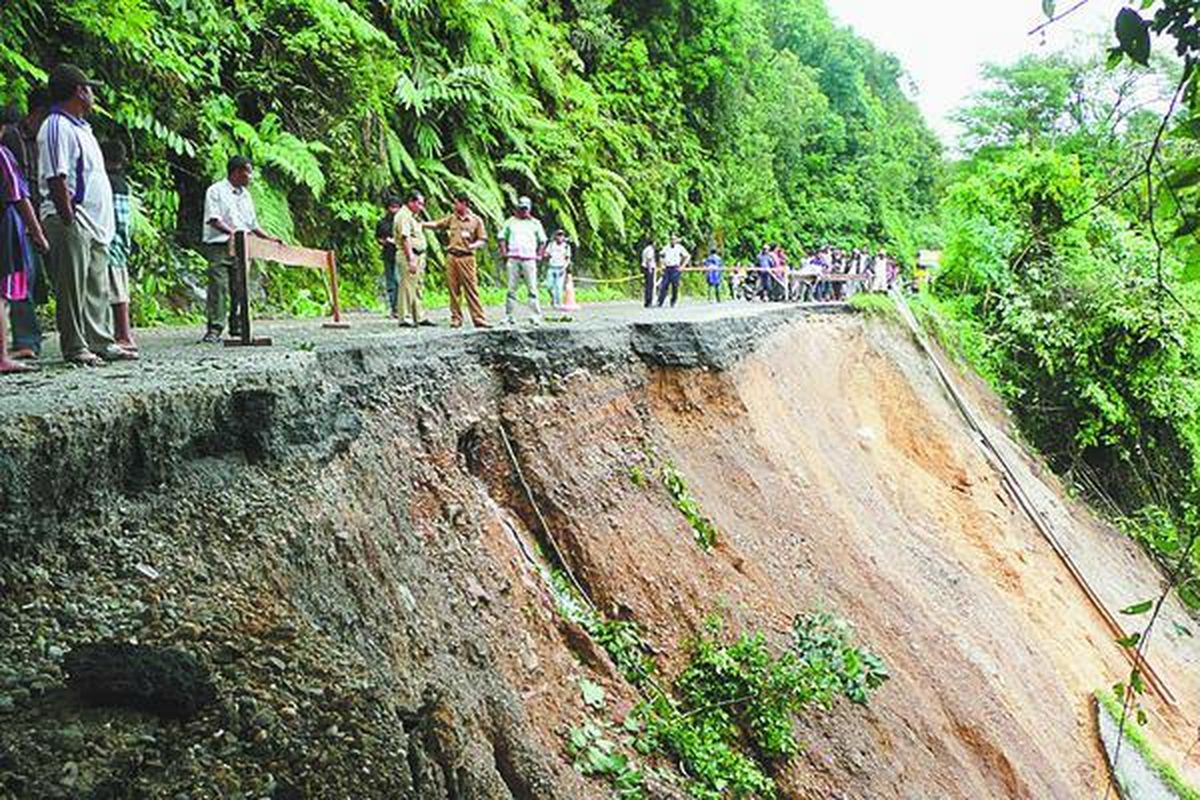 Jalan lintas barat Sumatera yang menghubungkan Riau dengan Sumatera Barat di Kilometer 77,2 Desa Merangin, Kecamatan Bangkinang Barat, Riau, putus akibat longsor sedalam 15 meter, Selasa (7/10).