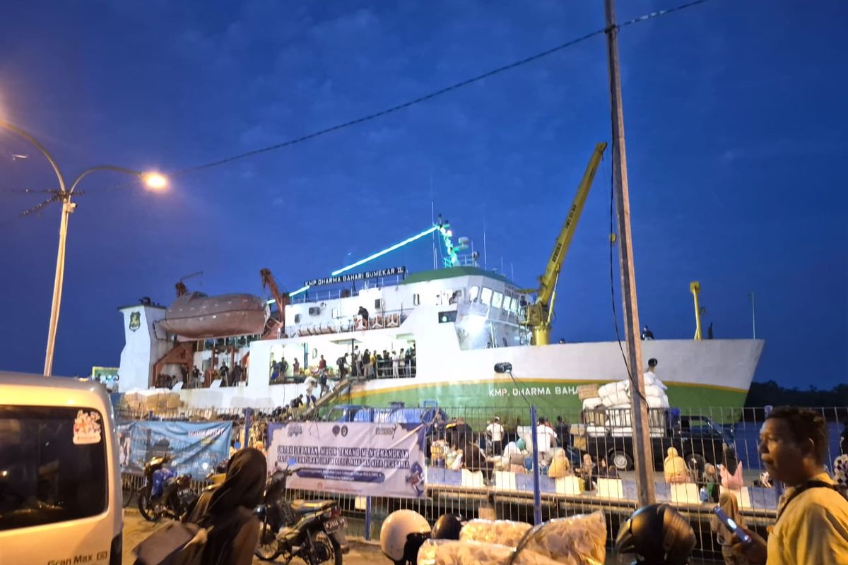 KMP Dharma Bahari Sumekar III yang masih bersandar di Dermaga III Pelabuhan Kalianget, Kabupaten Sumenep, Jawa Timur, Selasa malam (25/3/2025).