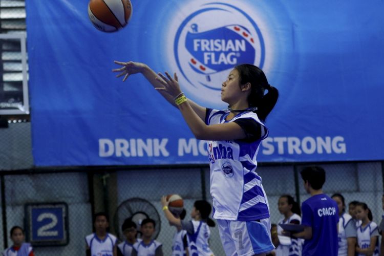 Anak-anak mengikuti tahap selection camp Jr NBA 2017 persembahan Frisian Flag Indonesia di Cilandak Sports Center, Jakarta Selatan, Sabtu (26/8/2017). Sebanyak 32 anak yang terpilih akan dilatih mantan pemain NBA, Sam Perkins pada national training Camp Jr. NBA September mendatang.  KOMPAS IMAGES/KRISTIANTO PURNOMO
